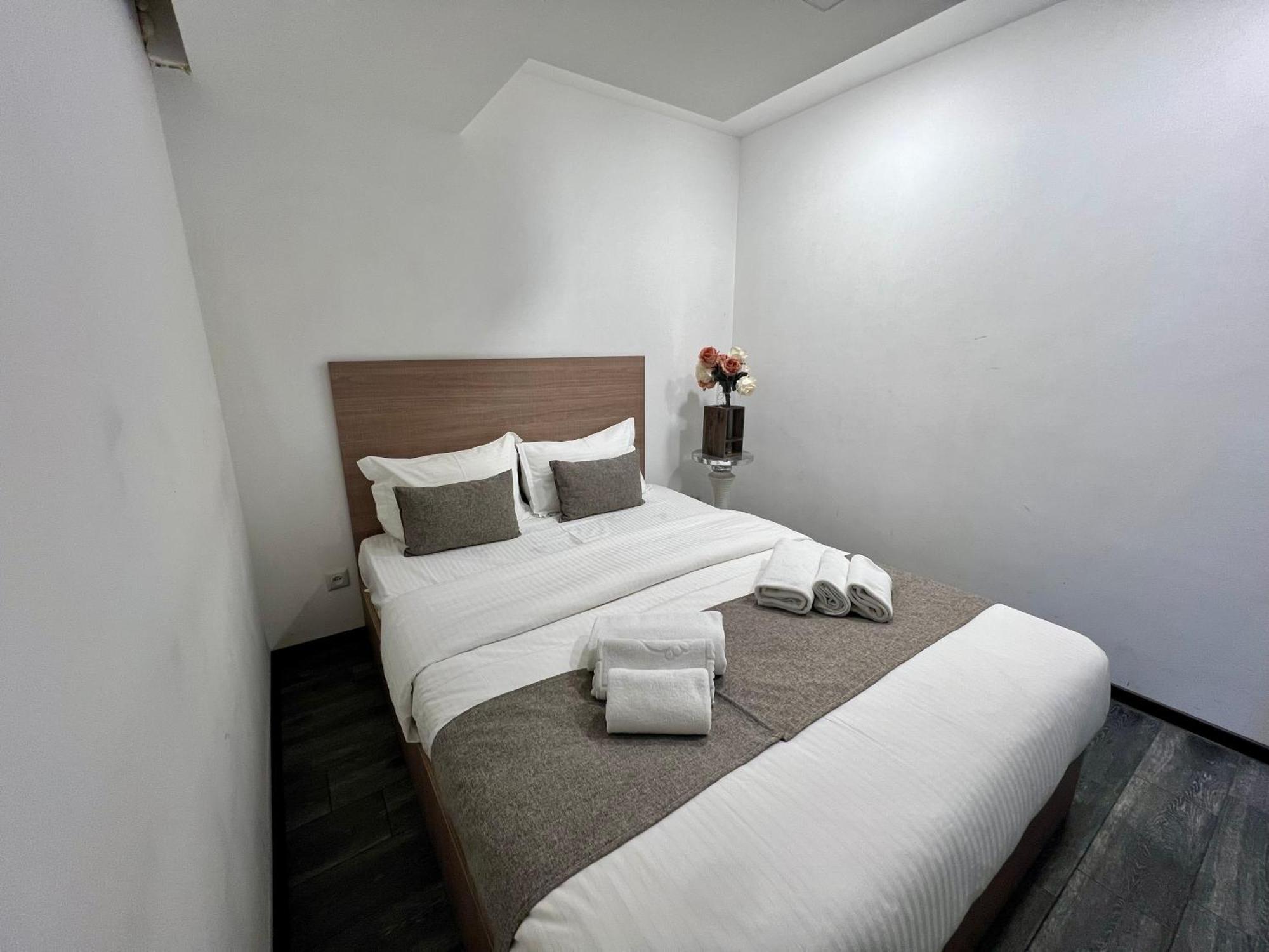 Yvn Tumanyan Apart-Hotel Yerevan Bagian luar foto