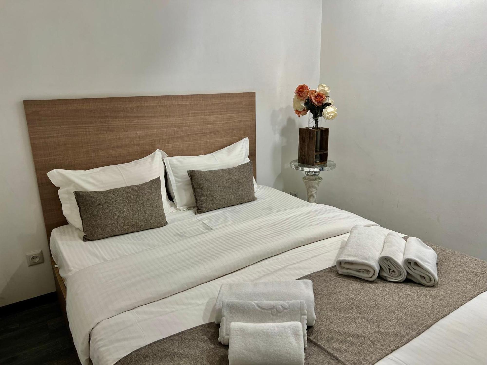 Yvn Tumanyan Apart-Hotel Yerevan Bagian luar foto