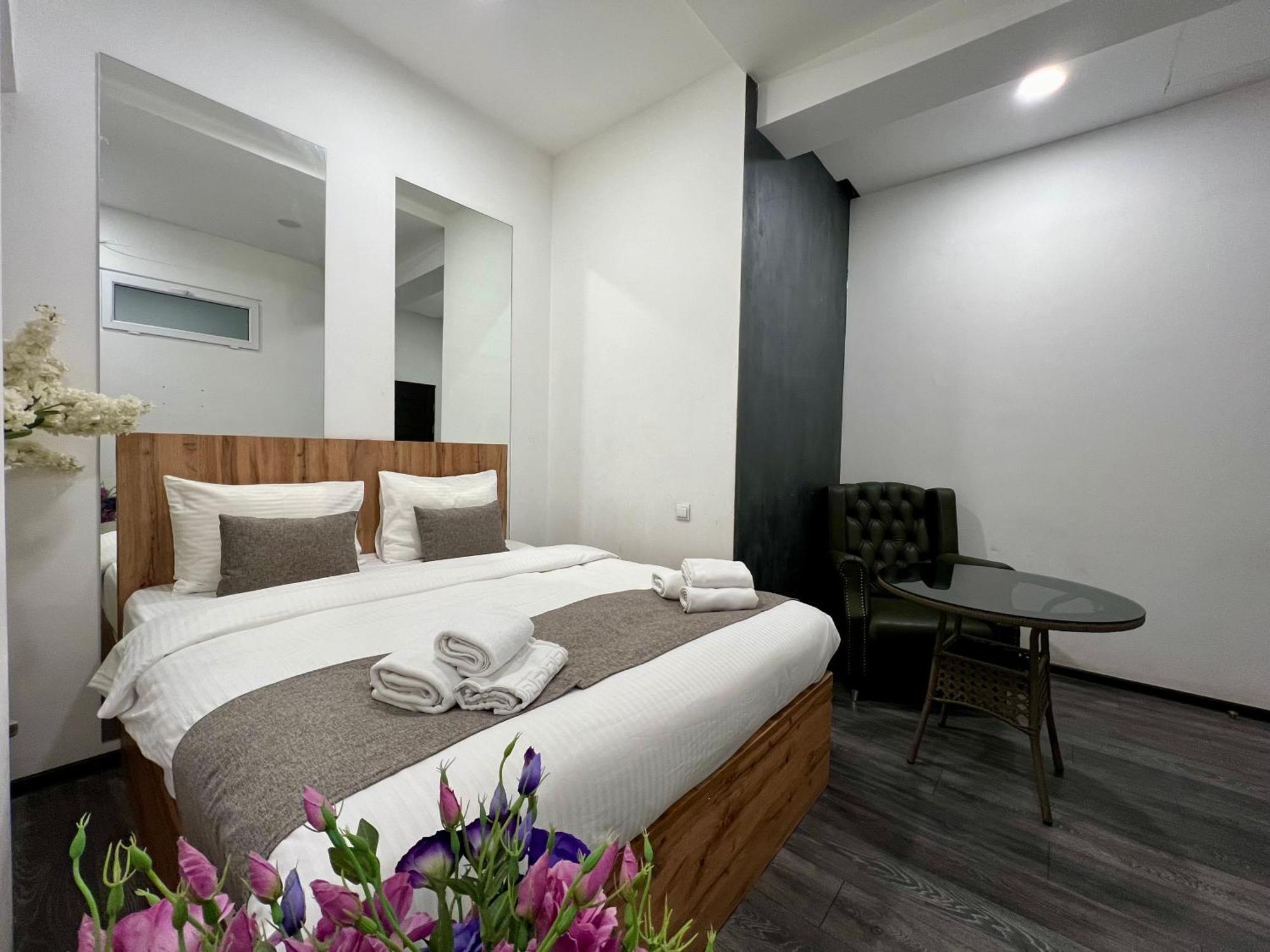 Yvn Tumanyan Apart-Hotel Yerevan Bagian luar foto