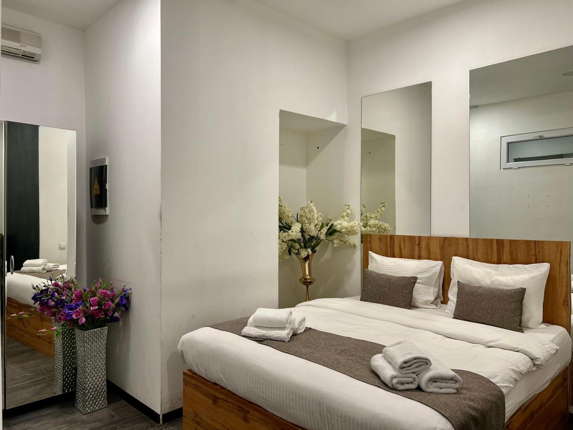 Yvn Tumanyan Apart-Hotel Yerevan Bagian luar foto
