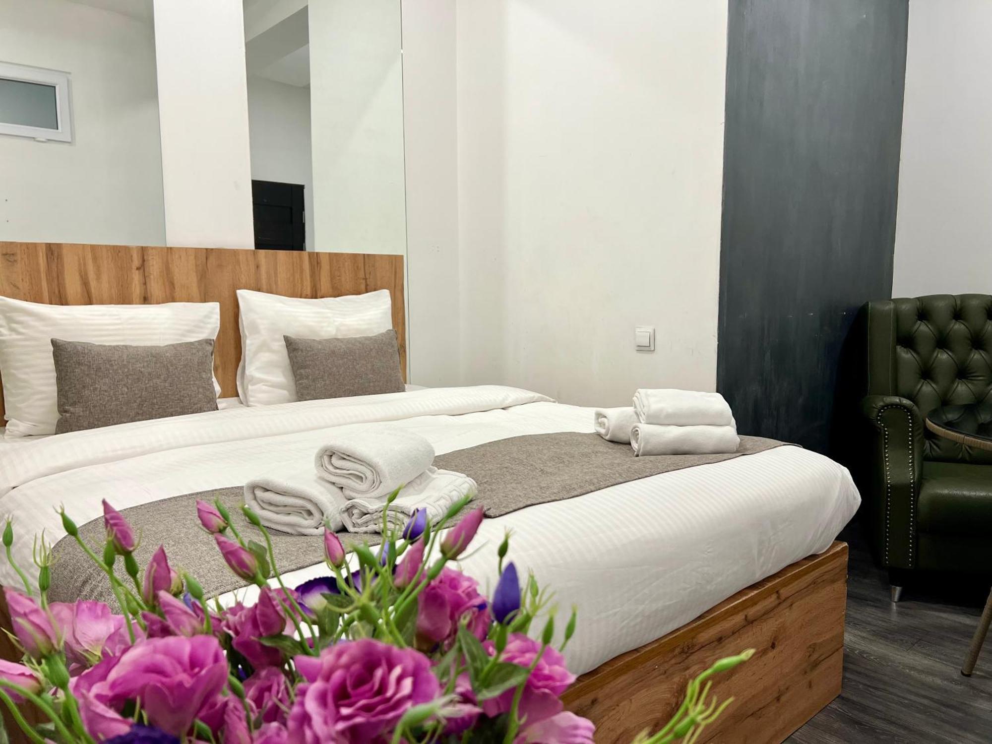 Yvn Tumanyan Apart-Hotel Yerevan Bagian luar foto