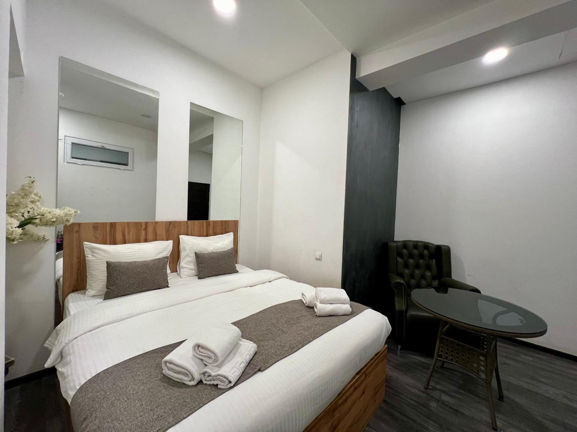 Yvn Tumanyan Apart-Hotel Yerevan Bagian luar foto