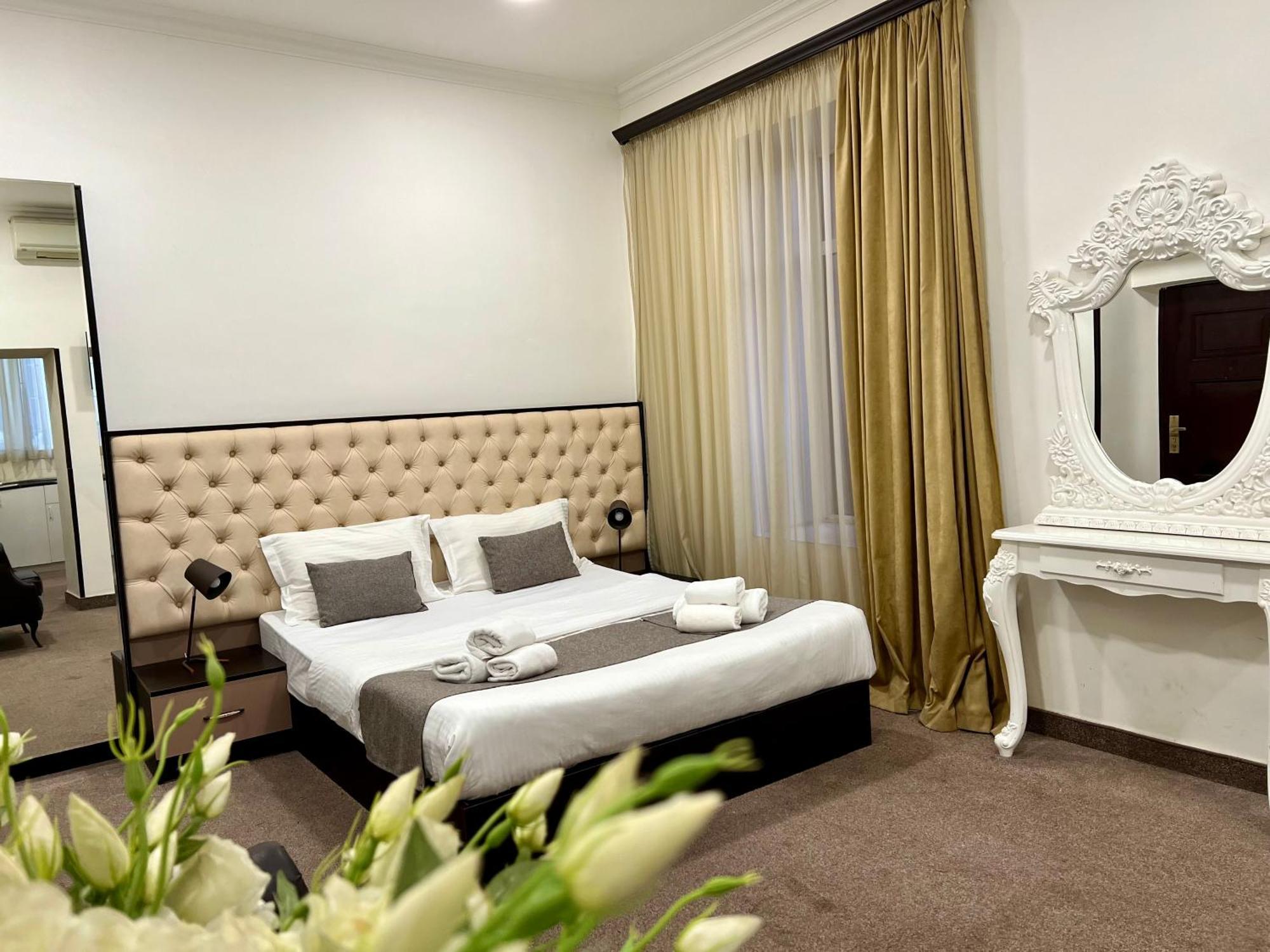 Yvn Tumanyan Apart-Hotel Yerevan Bagian luar foto